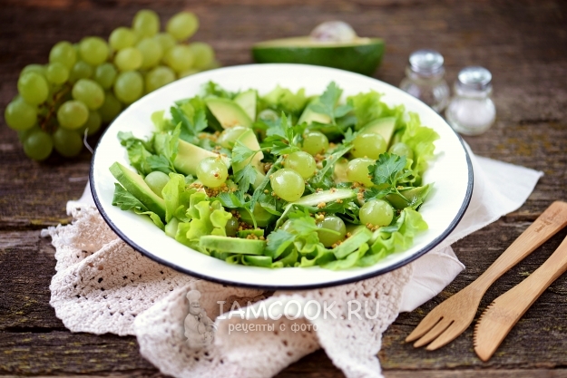 Рецепт салата с грецкими орехами и виноградом