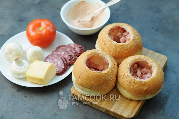 Положить в булочки мясо