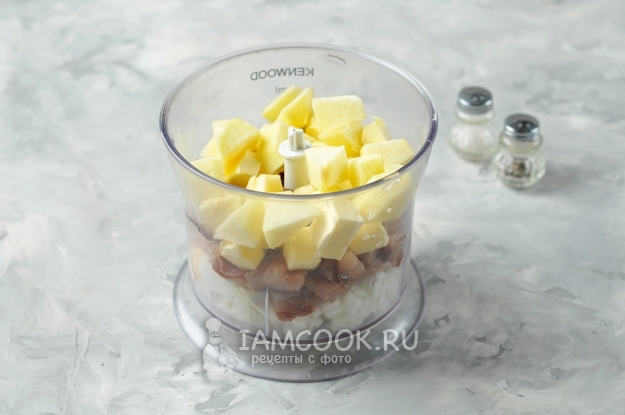 Добавить масло и яблоко