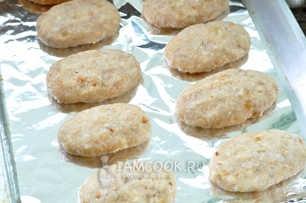 Выложить котлеты на фольгу