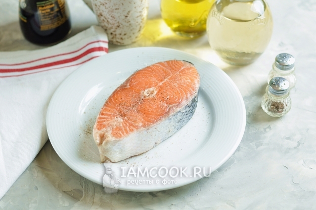Рыбу посолить и поперчить