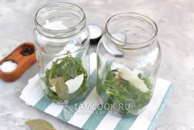Положить в банку зелень, чеснок и специи