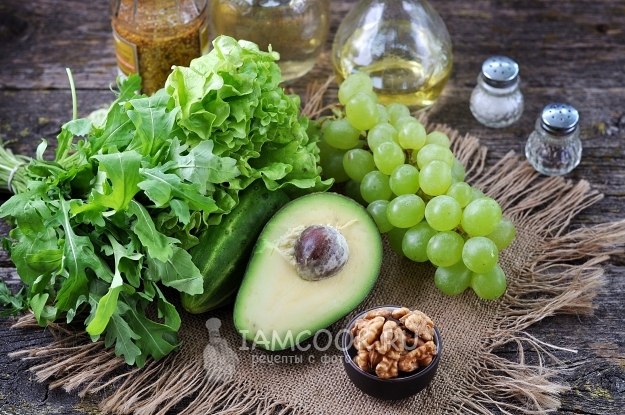 Ингредиенты для салата с грецкими орехами и виноградом