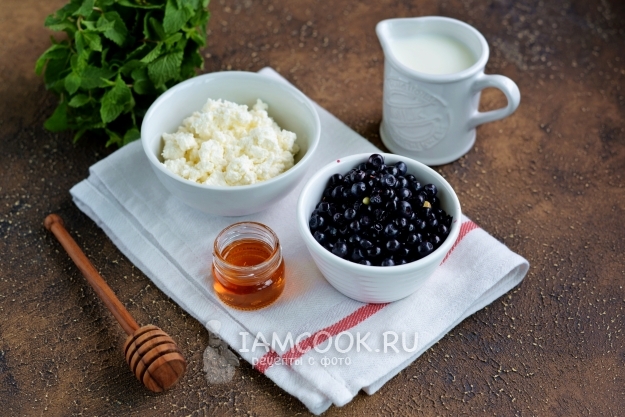 Ингредиенты для протеинового коктейля с черникой и творогом