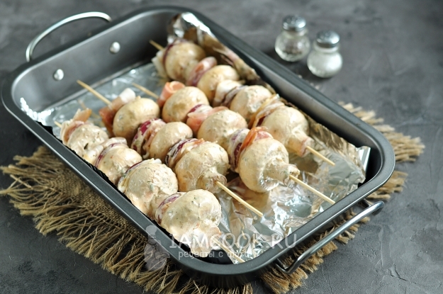 Нанизать бекон, лук и грибы на шпажки