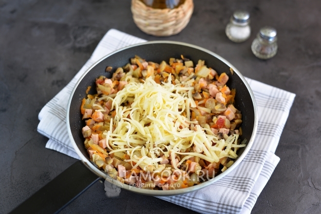 Положить тертый сыр