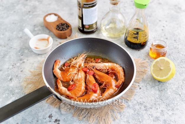 Влить соус к креветкам