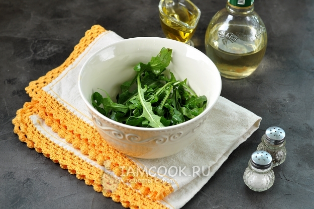 Сбрызнуть рукколу маслом