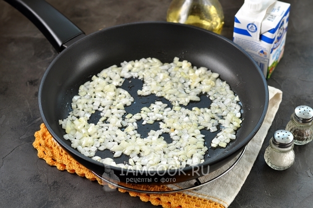 Обжарить лук