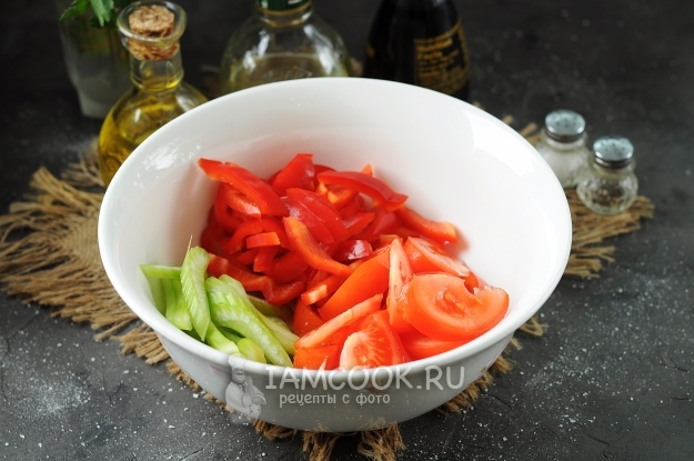 Порезать перец, сельдерей и помидоры