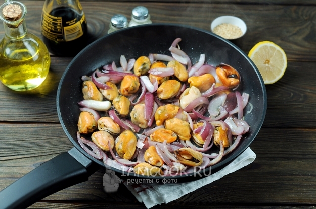 Положить к луку мидии