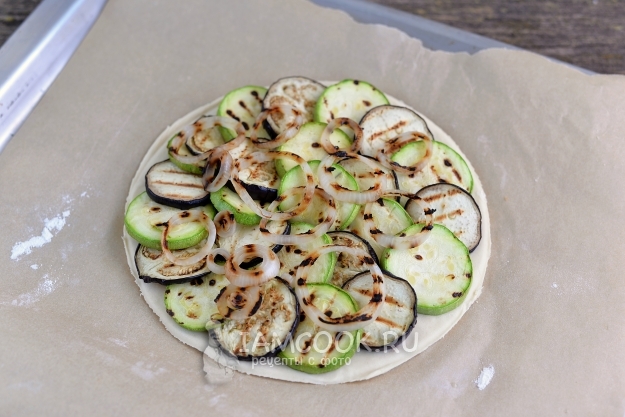 Положить овощи на тесто