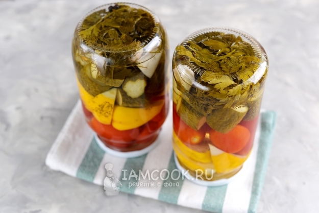 Фото ассорти из помидоров, огурцов и патиссонов на зиму