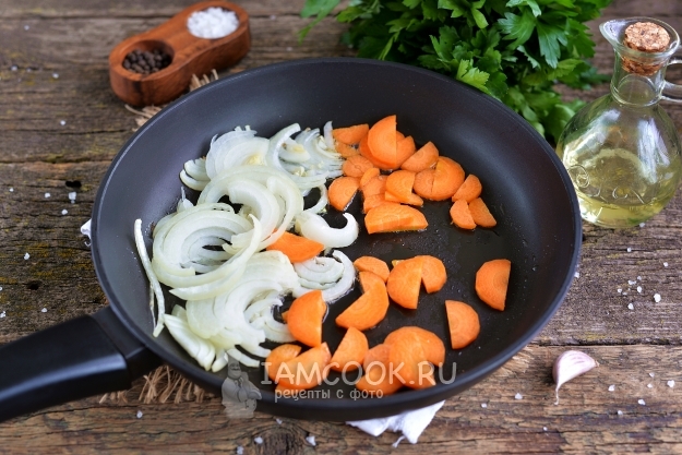 Положить на сковороду лук и морковь