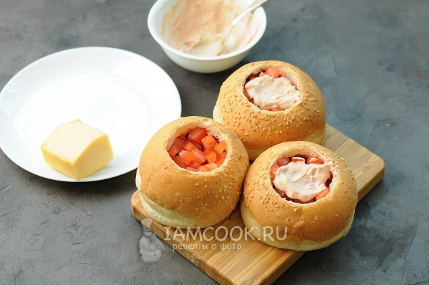 Положить помидоры и соус