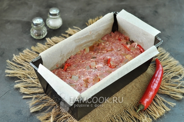 Выложить фарш в форму