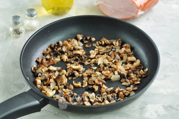 Обжарить лук и морковь