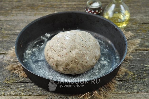 Выложить тесто в форму