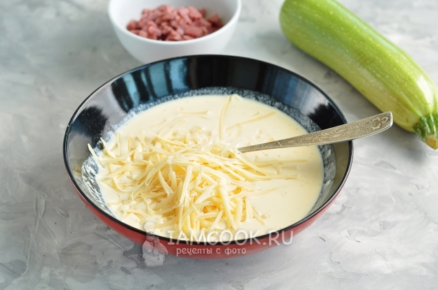 Положить тертый сыр