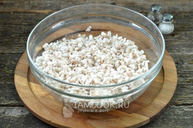 Перекрутить филе трески на мясорубке