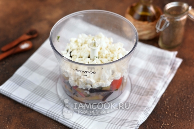 Соединить овощи и творог