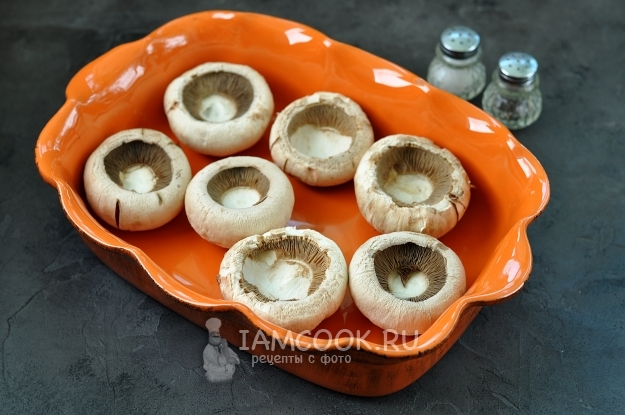 Положить шляпки грибов в форму