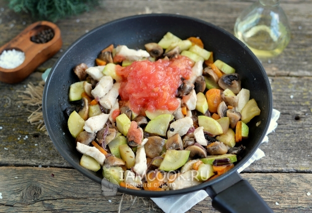 Положить помидоры