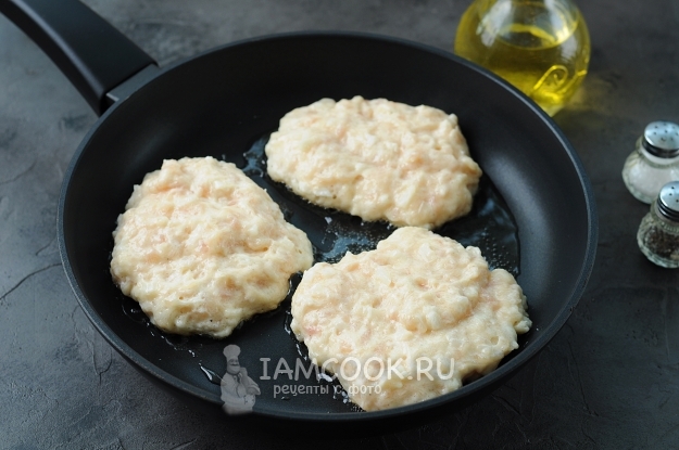 Положить фарш на сковороду