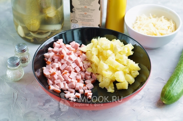 Порезать картофель и ветчину