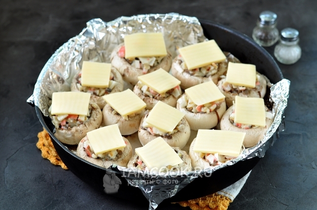 Положить ломтики сыра