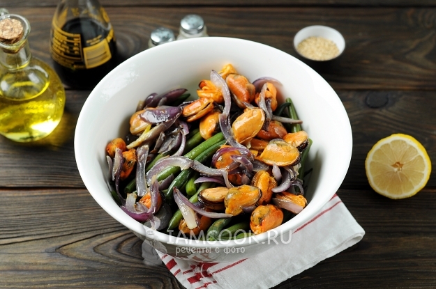 Соединить мидии, лук и фасоль