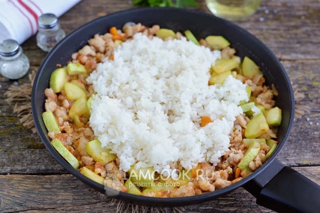 Положить рис