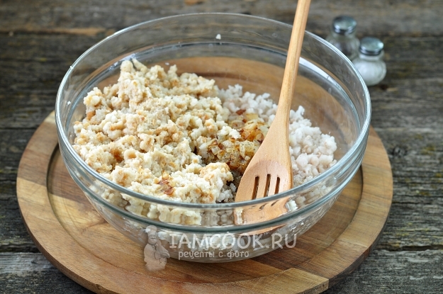 Добавить лук, булку, соль и перец