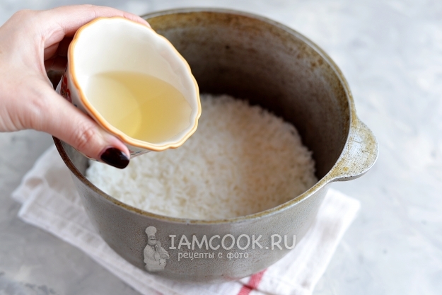 Влить заправку в рис