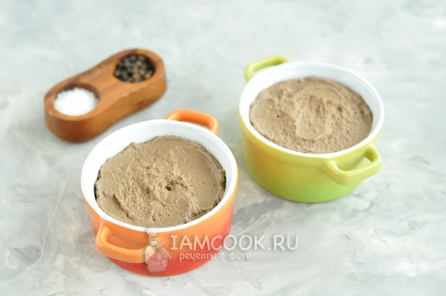 Разложить паштет по формочкам