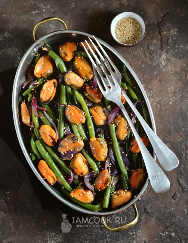 Рецепт салата со стручковой фасолью и мидиями