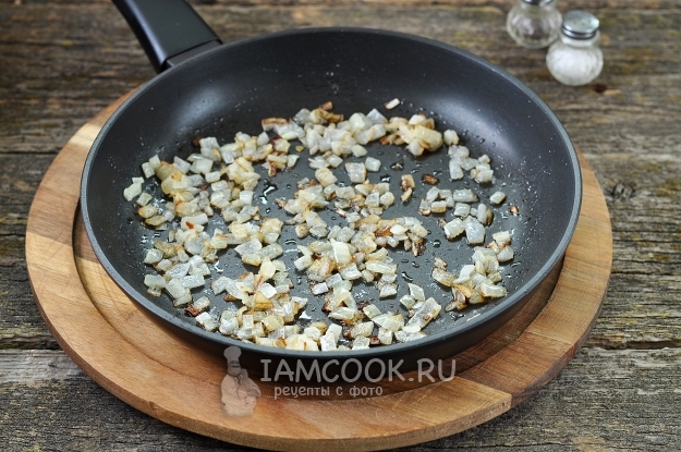 Обжарить лук