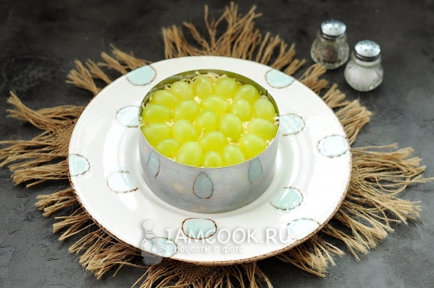 Положить слой винограда