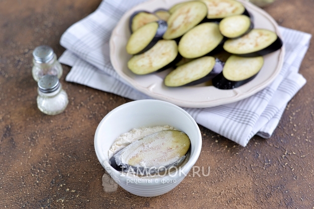 Обвалять баклажан в муке