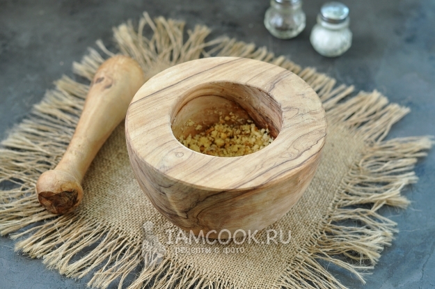 Потолочь орехи в ступке