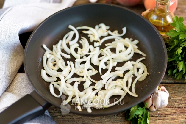 Положить на сковороду лук