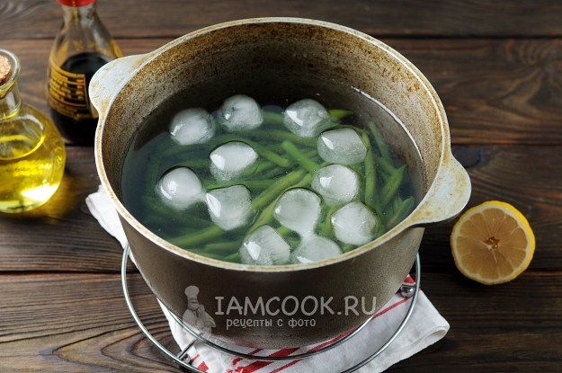 Положить к фасоли лед