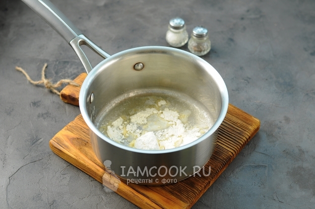 Обжарить муку с маслом