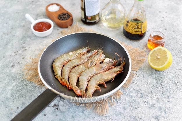 Положить креветки