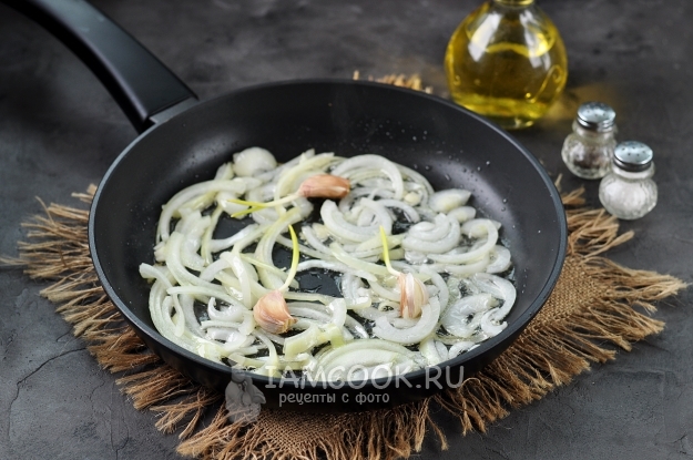 Обжарить лук