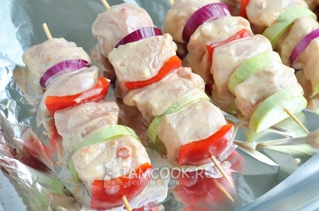 Нанизать овощи на шпажки