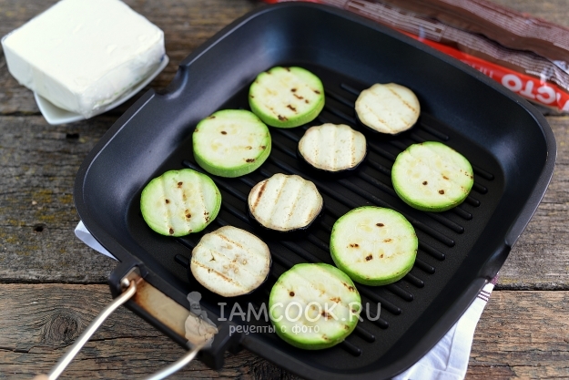 Положить на сковороду баклажаны и кабачки