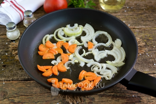 Обжарить лук с морковью