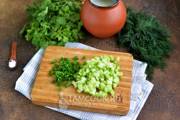 Порезать лук и огурцы