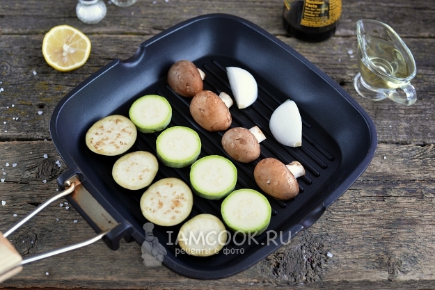 Положить овощи и грибы на сковороду
